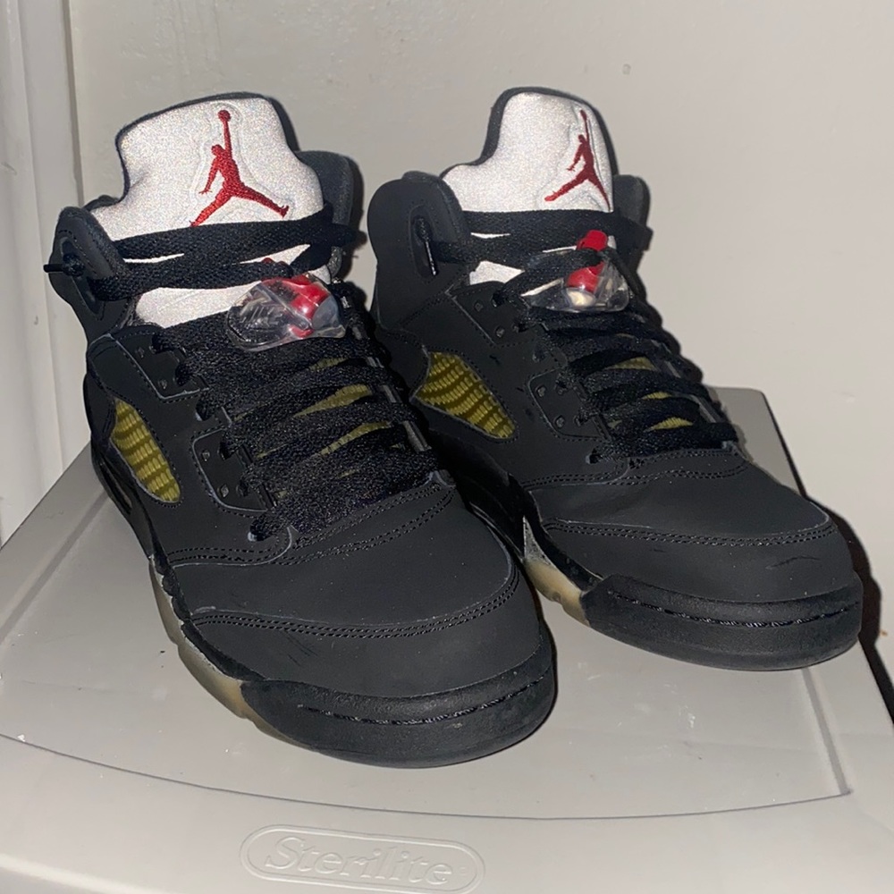 Jordans black retro 5/ size 7y. OFFER$ WELCOME